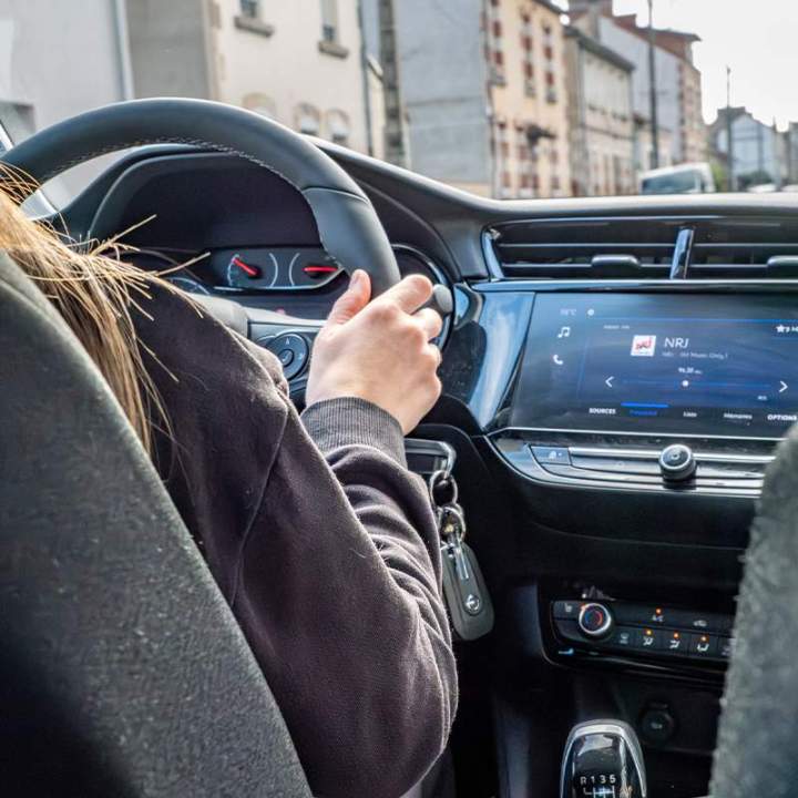 Choisissez la formation classique avec le permis voiture manuelle.